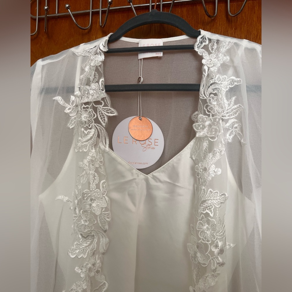 Le Rose Iris Bridal Lace Trim Maxi Robe w Slip White XS/S NWT Sold Out - Picture 7 of 8